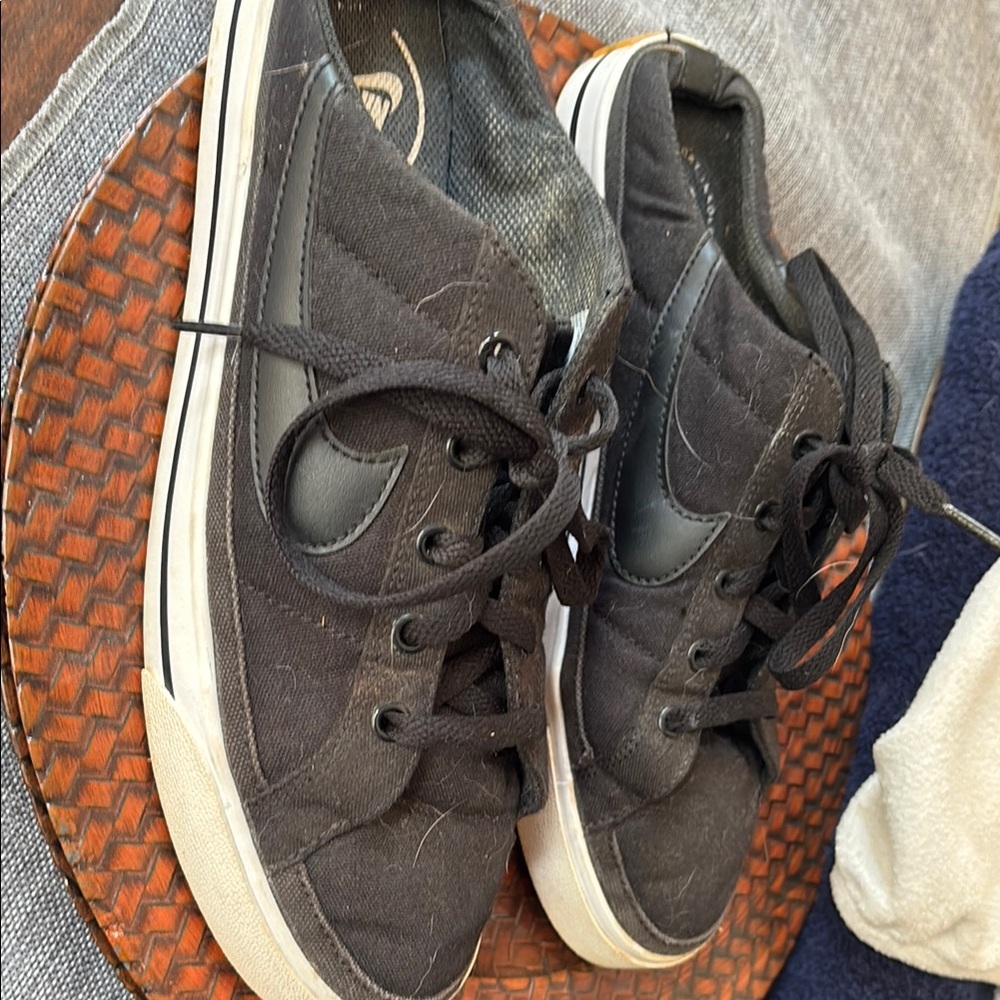 Nike Black Sneakers Sporty Sophisticated Design